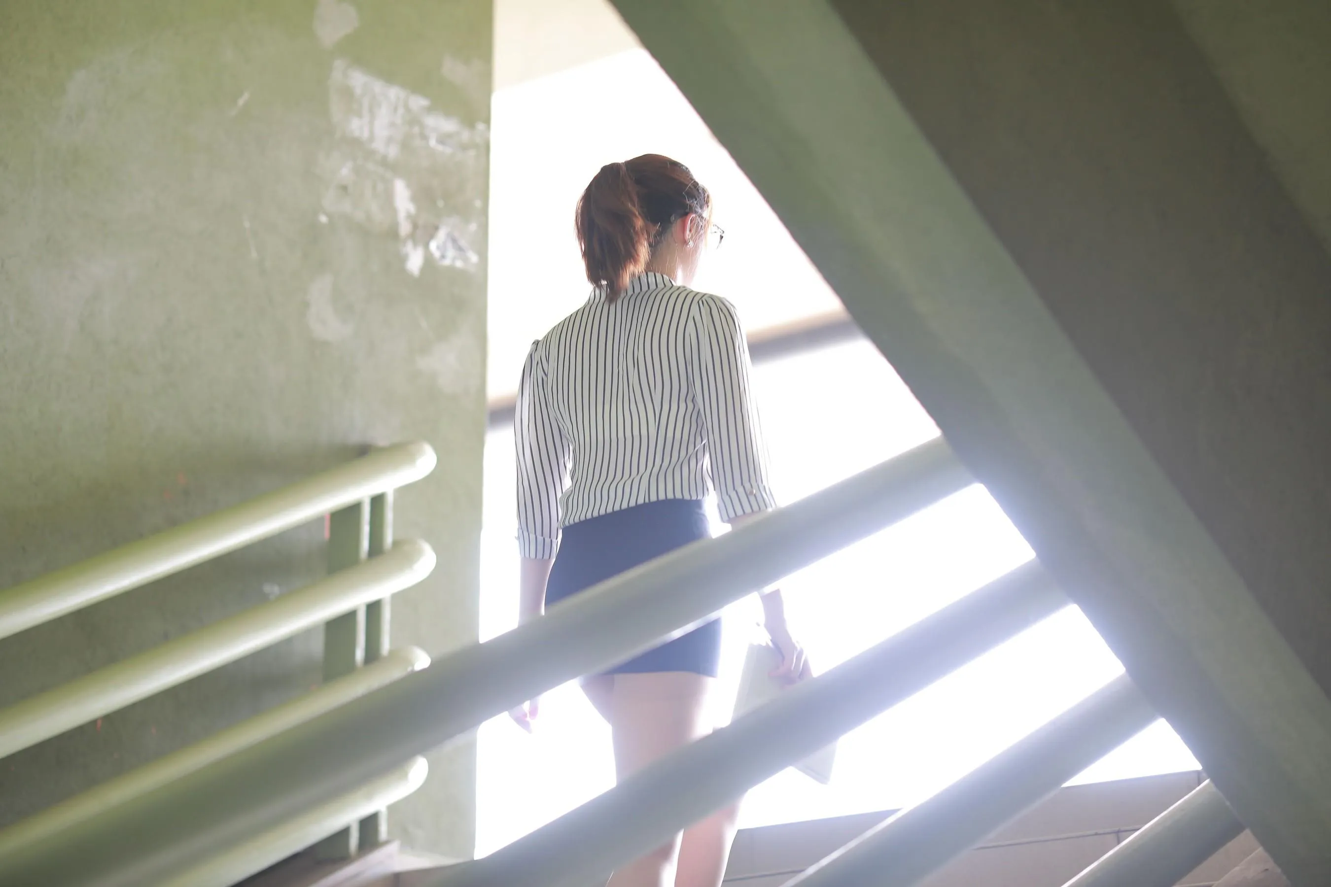 [魔镜街拍] NO.022 制服包臀裙小姐姐3 走廊 [174P]插图